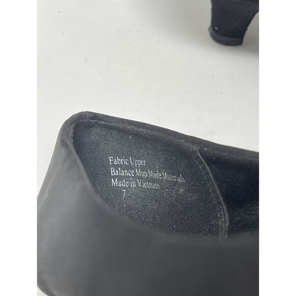 Coach and Four Women's Size 7 Almond Toe Heels Pump Black Shoes - Picture 12 of 13